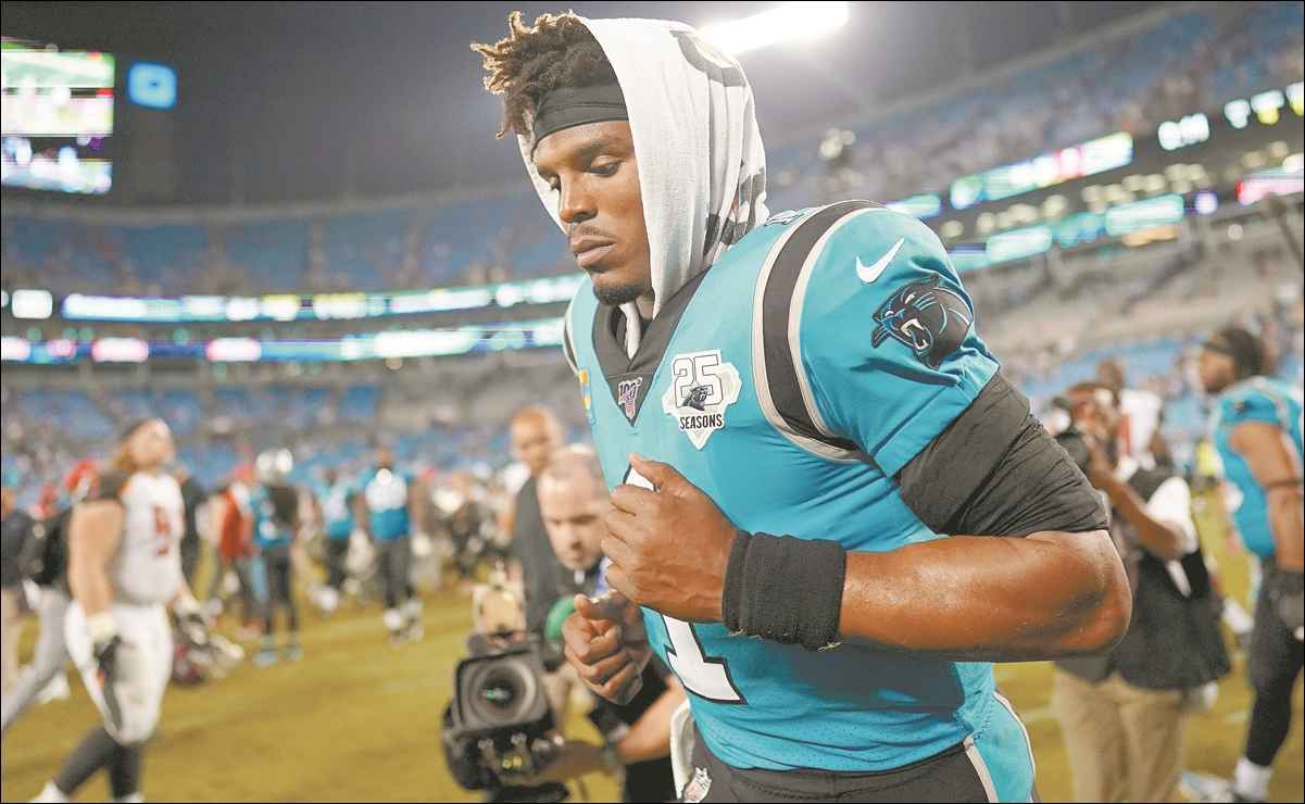 Cam Newton firma con los Patriots 