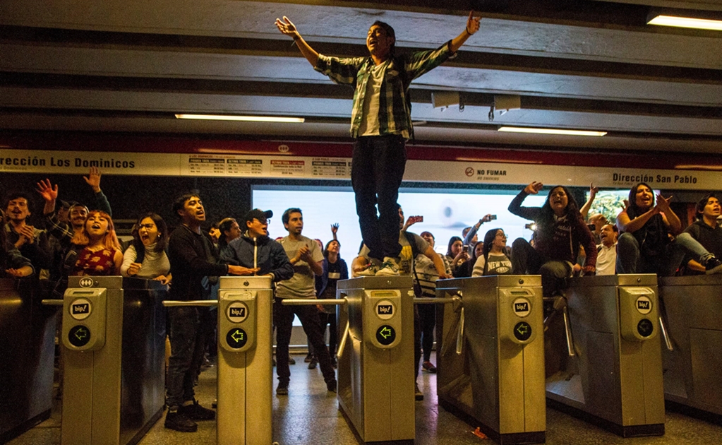 Se registran disturbios en el metro de Santiago de Chile tras aumento de tarifa 