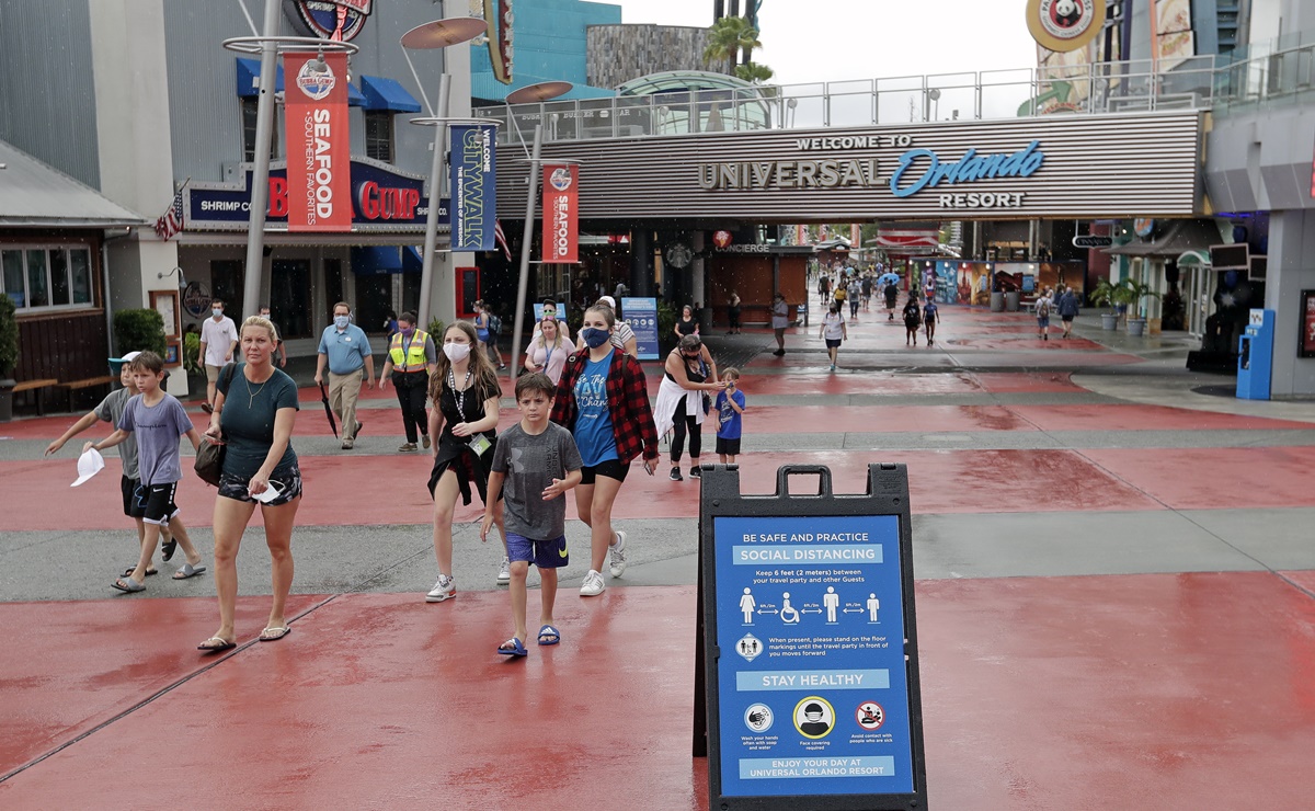 Universal Orlando endurece requisitos de vacunación para empleados 