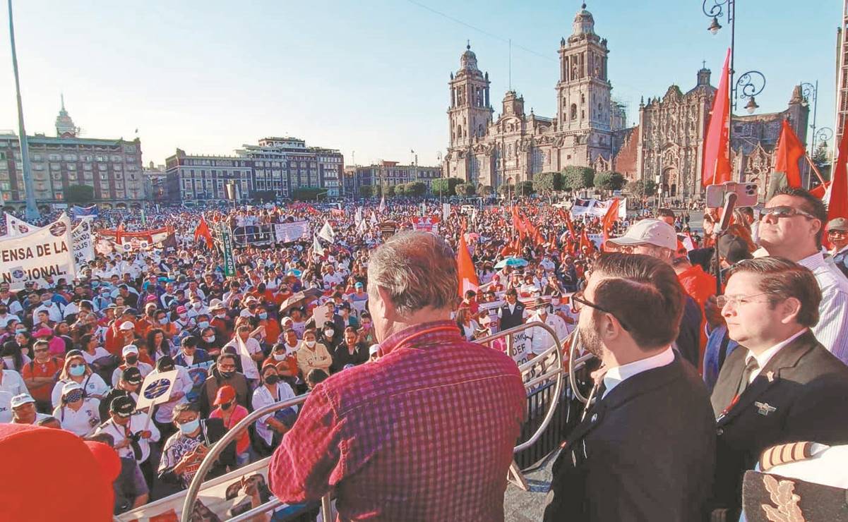 Pilotos aviadores realizan protesta en el Zócalo