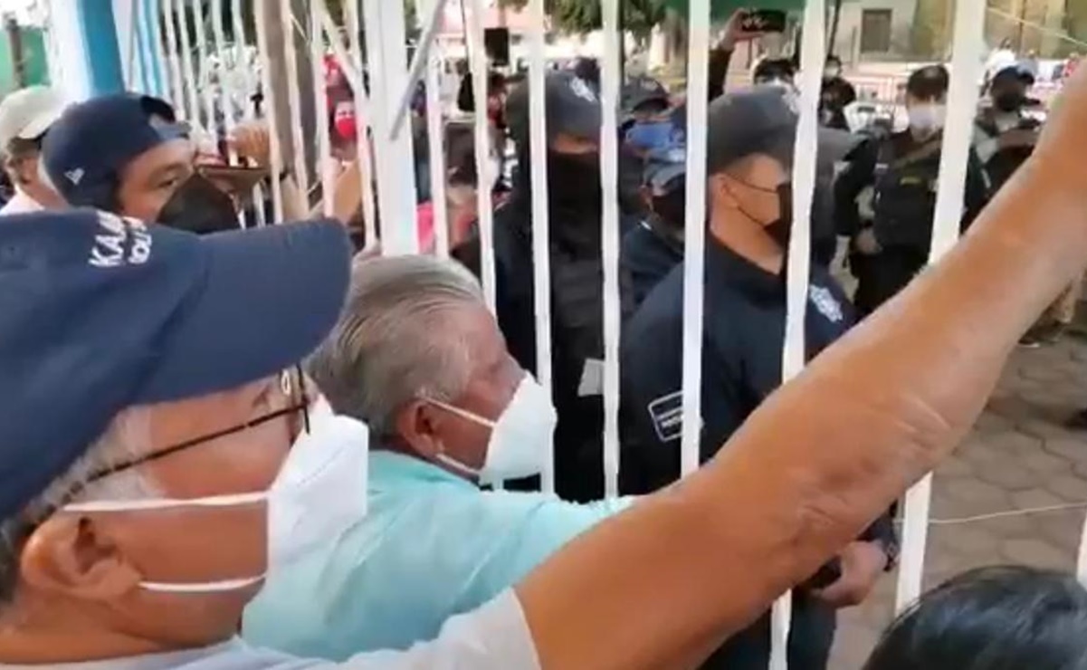 Se acaban vacunas en Oaxaca y pobladores enfurecen; “¡Es una burla, denle el mensaje a Obrador!”, reclaman