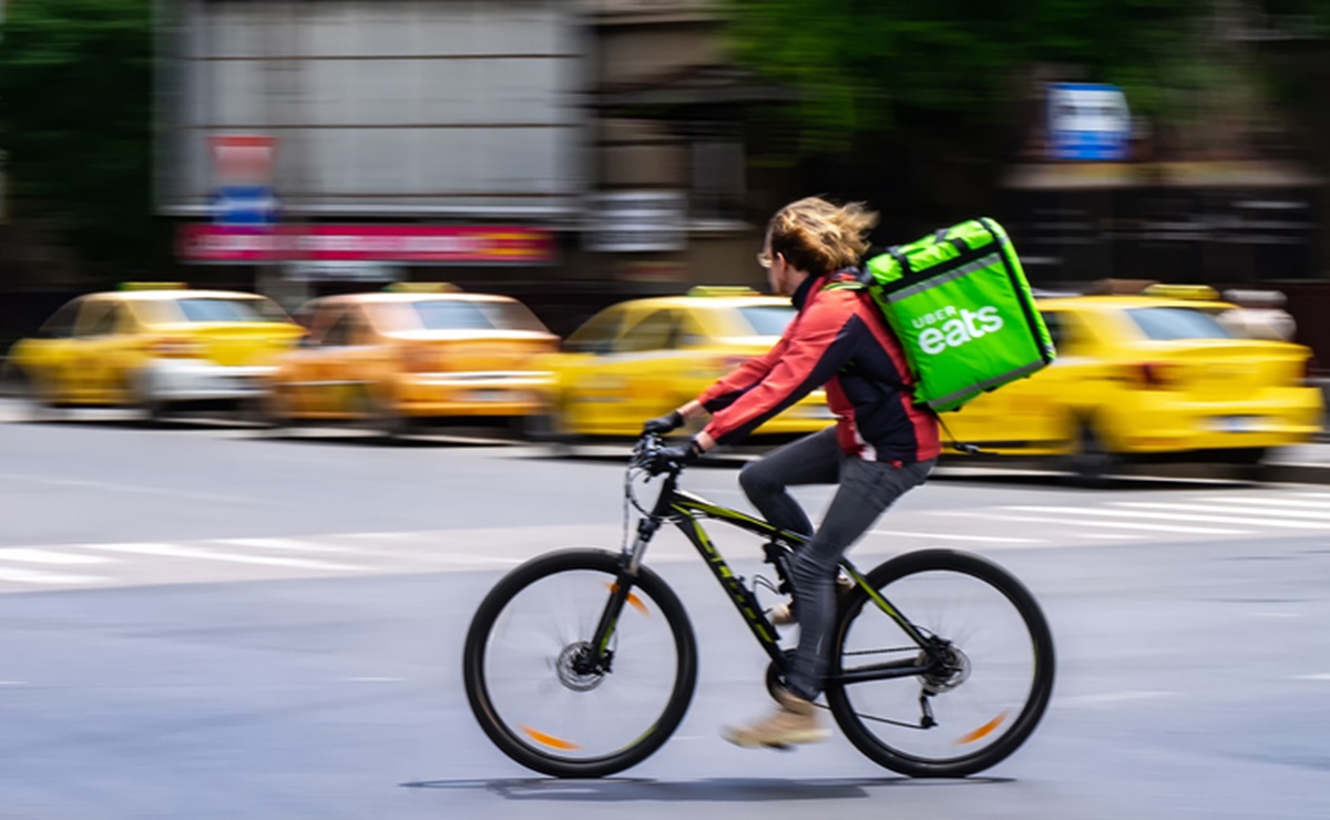 Repartidores de comida por aplicación tendrán derecho a un salario mínimo en Nueva York