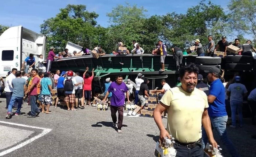 Pobladores aprovechan volcadura para saquear camión de cervezas en Yucatán