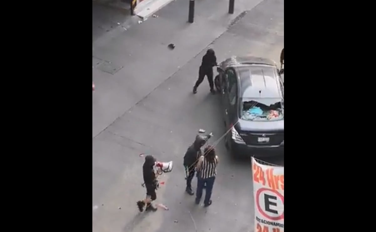 Video. "Somos peores", encapuchadas atacan auto con mujer a bordo en calles del centro de la CDMX 