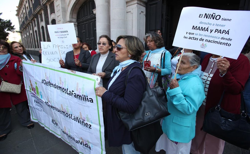 Frente Nacional por la Familia protesta frente a Cámara de Diputados en Edomex