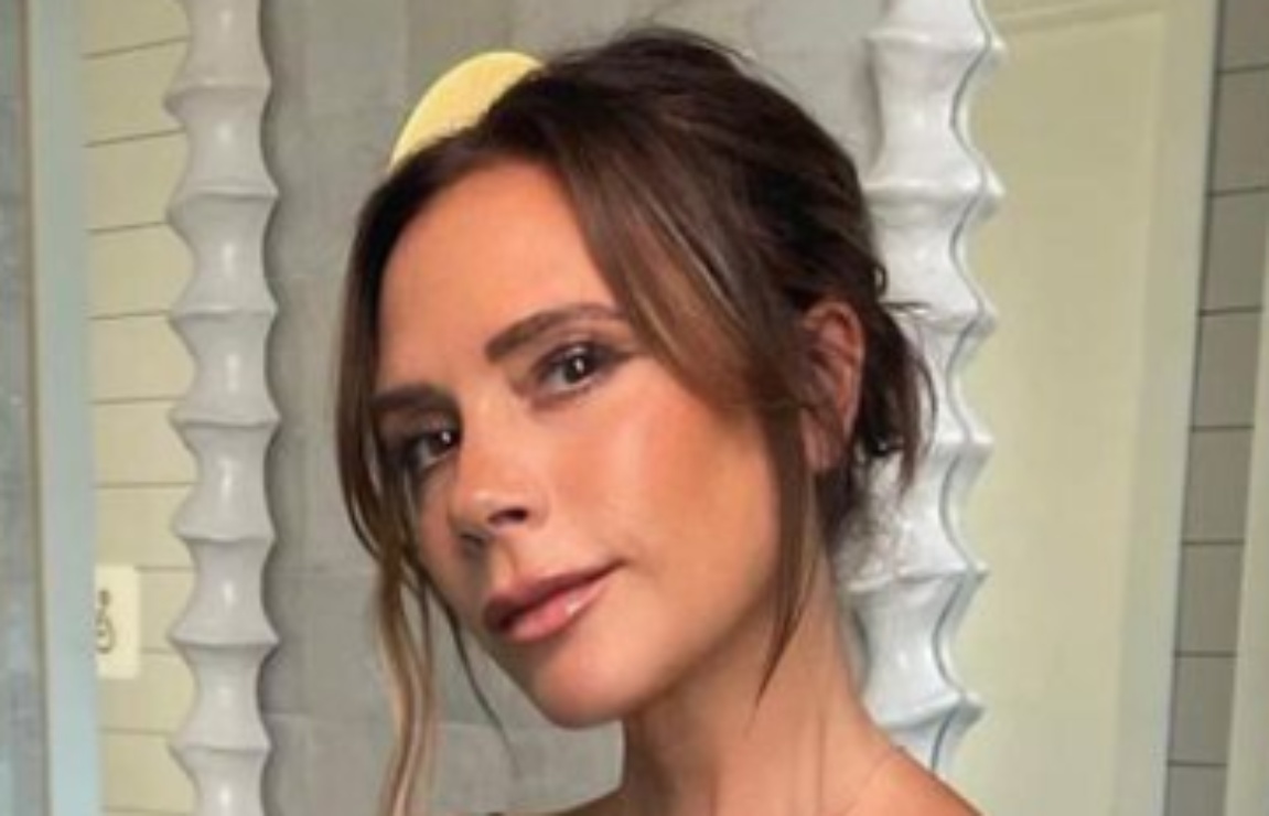 Victoria Beckham, de 48 años, disfruta del sol con un maillot de color negro