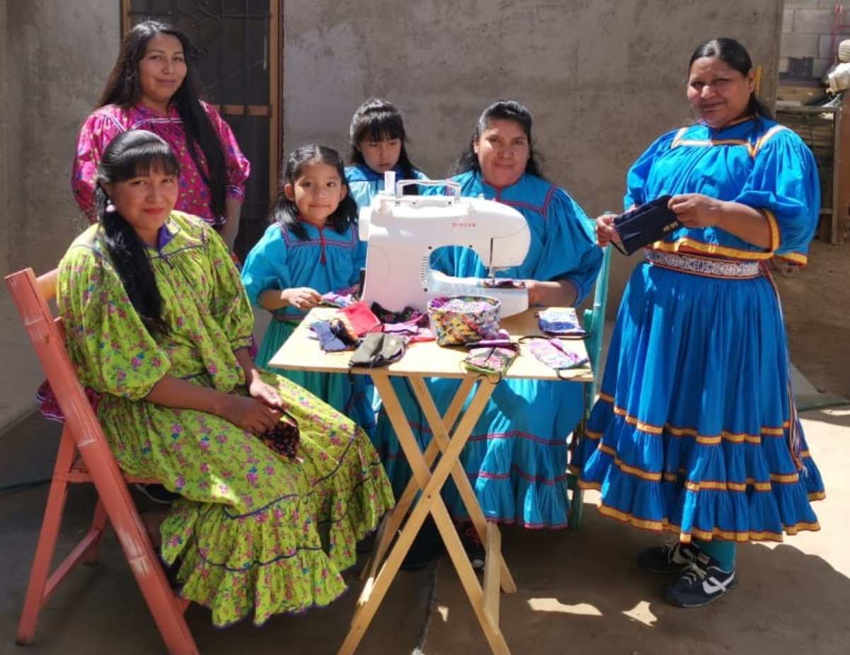 Artesanas tarahumaras elaboran cubrebocas para evitar contagio por Covid-19