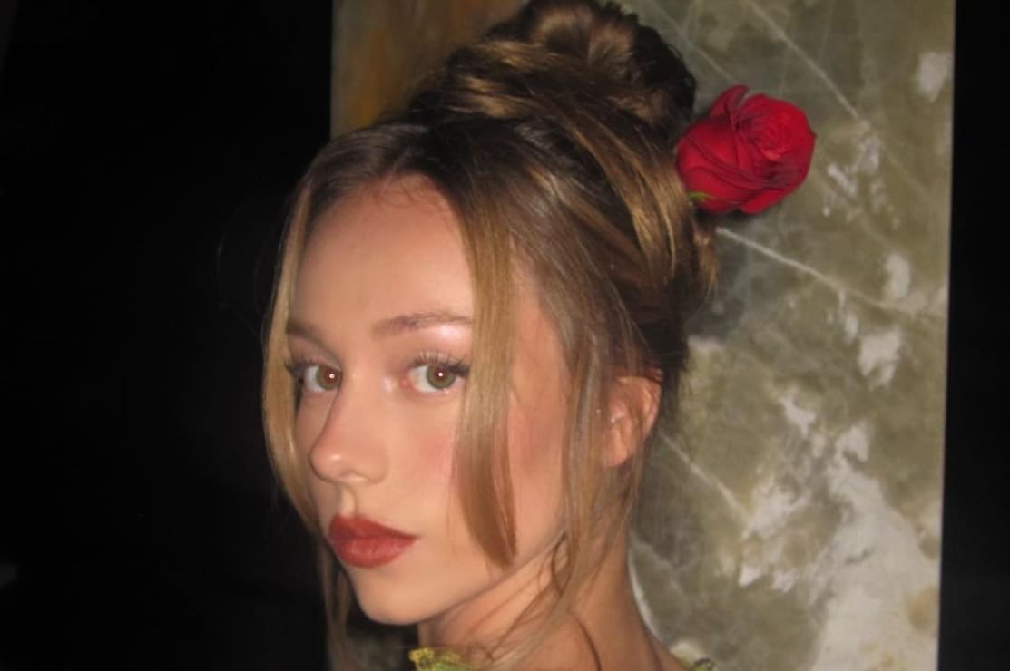 Ester Expósito cautiva en México con sensual tatuaje que cubre su espalda