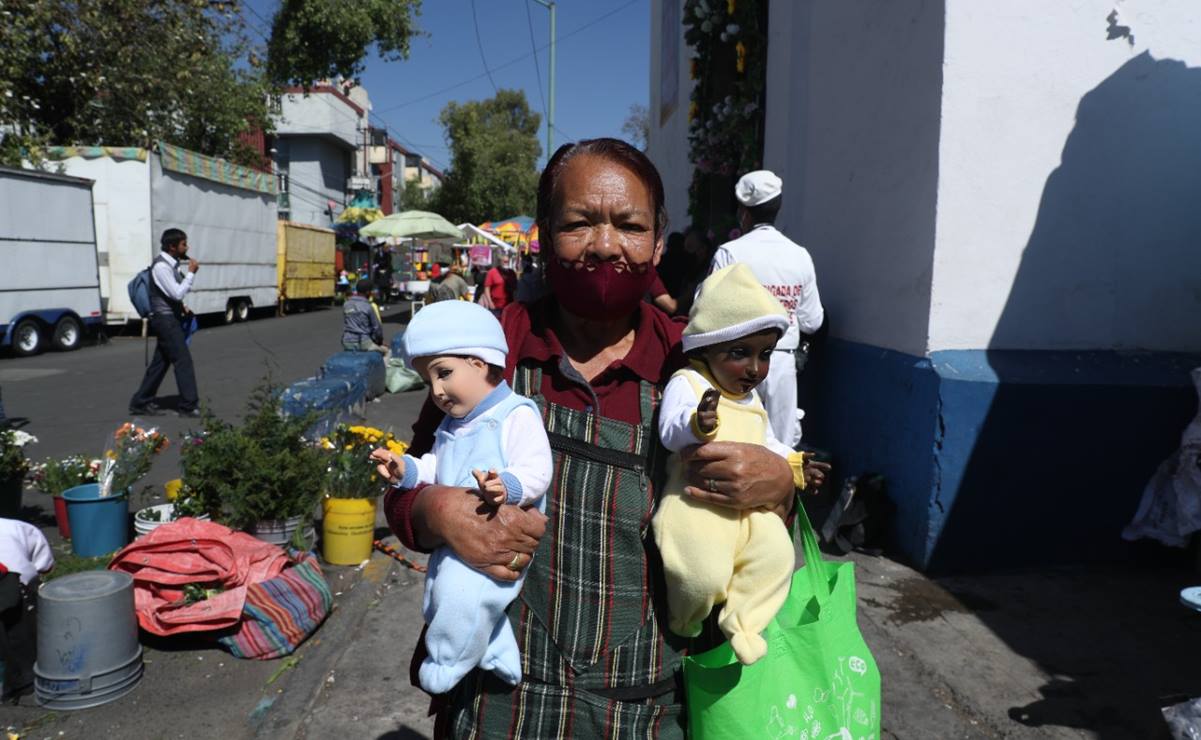 Pese a ómicron, feligreses con fe y devoción bendicen a niños Dios en el Día de la Calendaria 