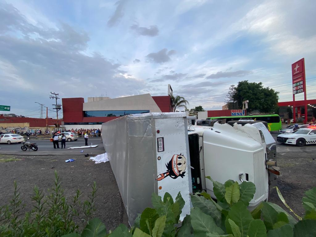 Tras ponchadura de llanta, tráiler vuelca y mata a joven en motocicleta en la México-Pachuca