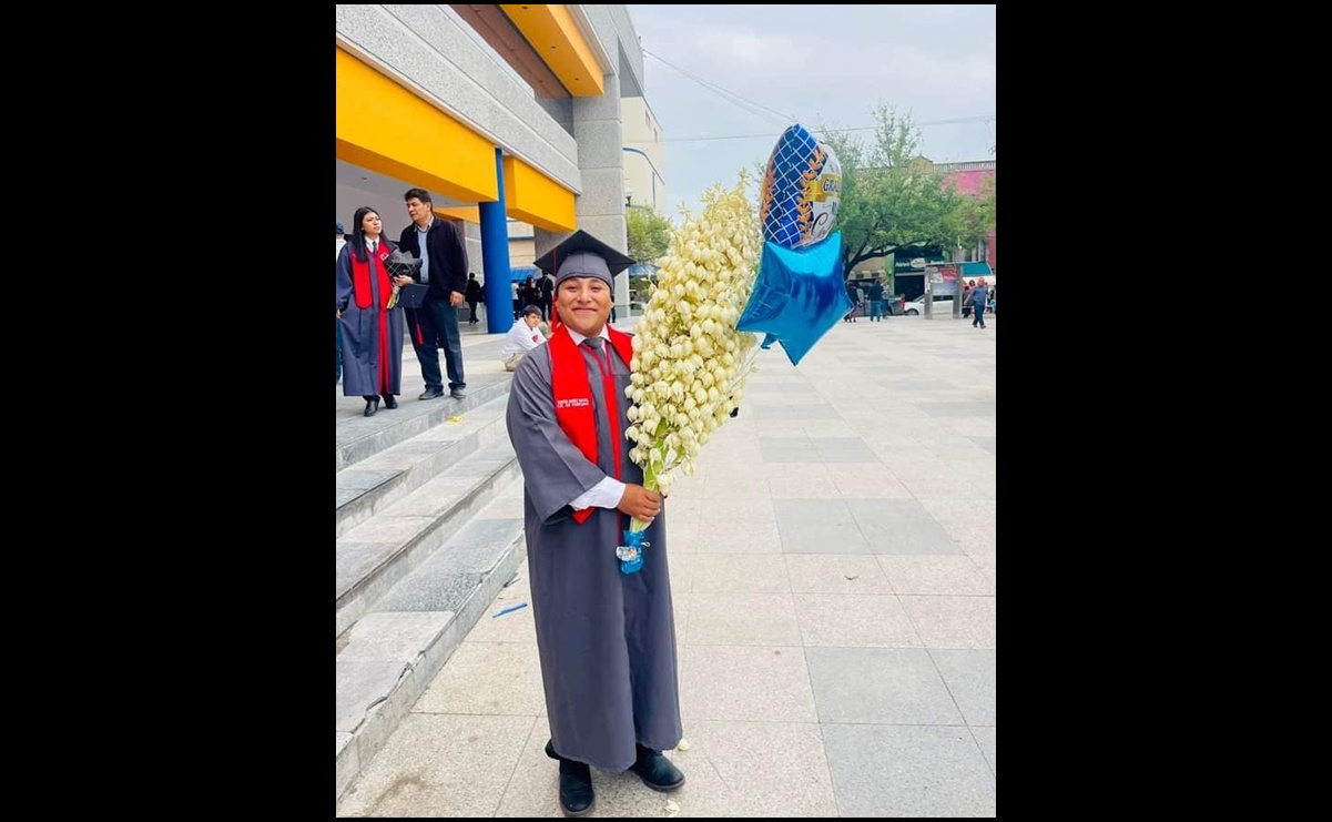 Joven tamaulipeco recibe ramo de chochas en su graduación