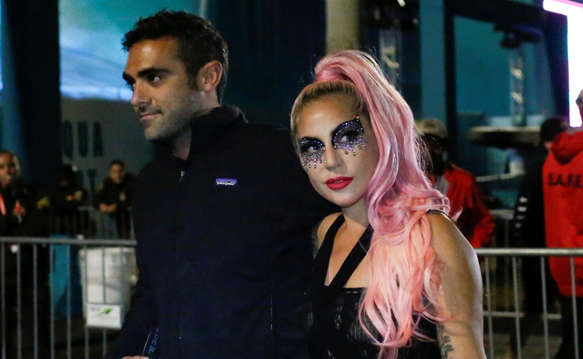 Lady Gaga comparte romántica foto con su nuevo novio 