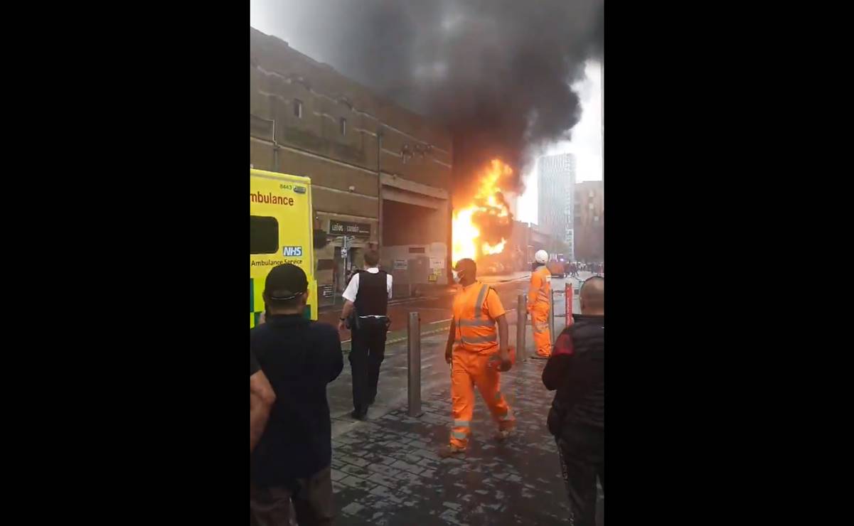 Registran fuerte incendio cerca de estación de tren en Londres