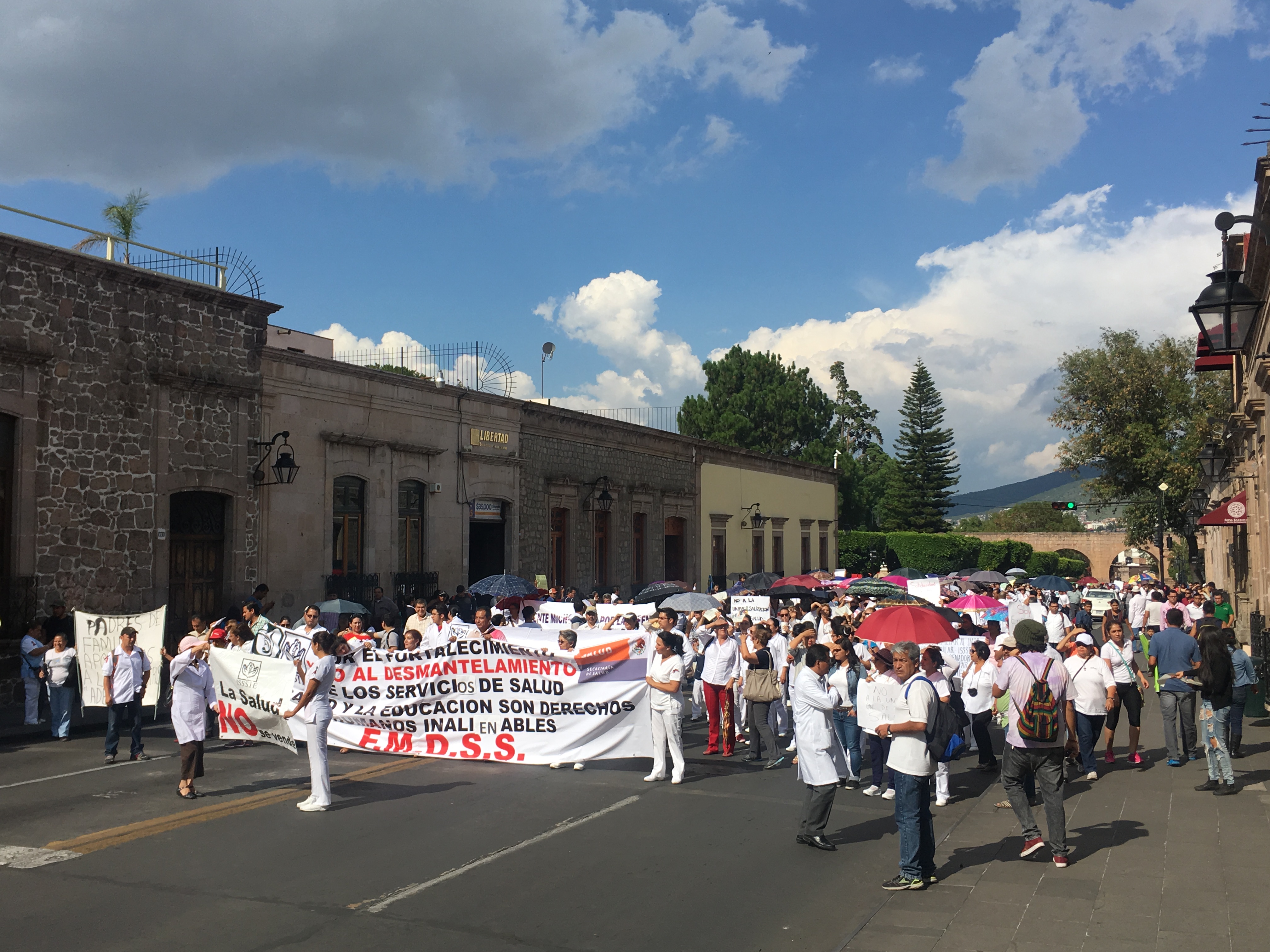 Médicos rechazan reformas al sector salud en Morelia
