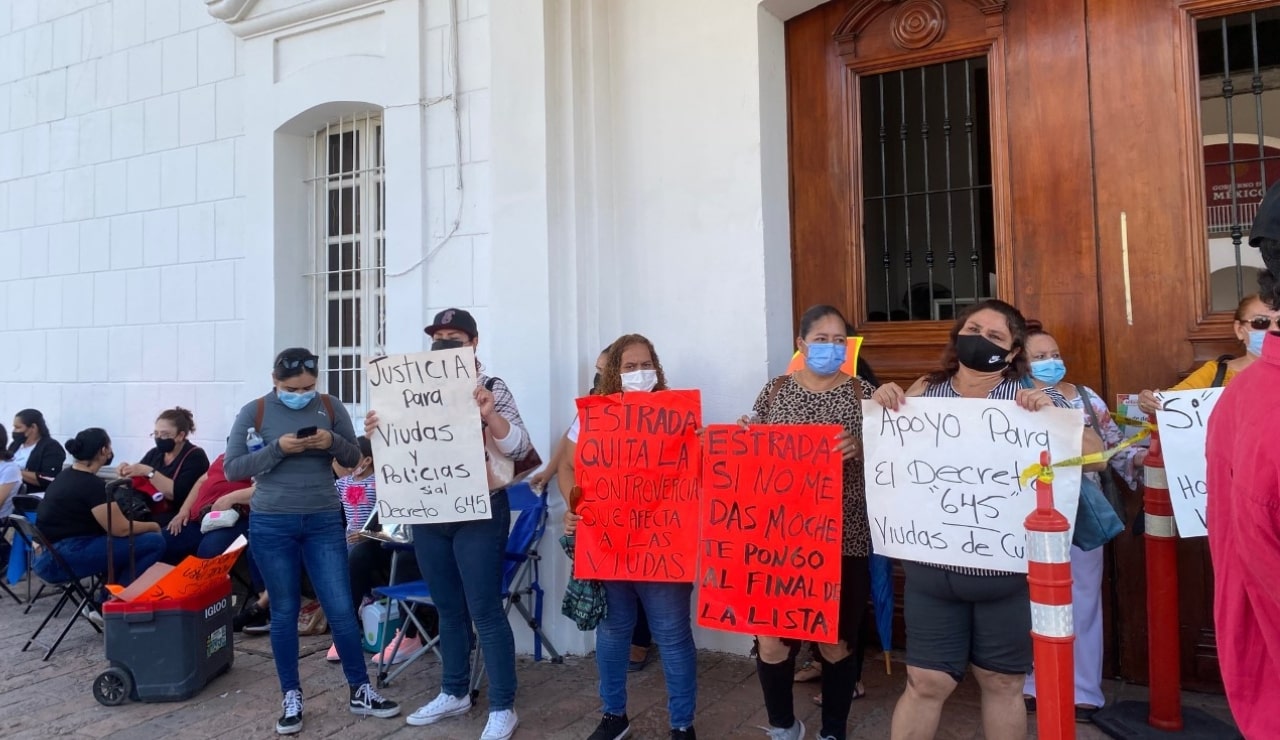 Policías jubilados y viudas de agentes bloquean entrada de palacio municipal de Álvaro Obregón en Culiacán 