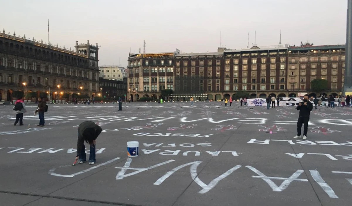 Activistas piden fin a la violencia contra las mujeres y niñas frente a Palacio Nacional