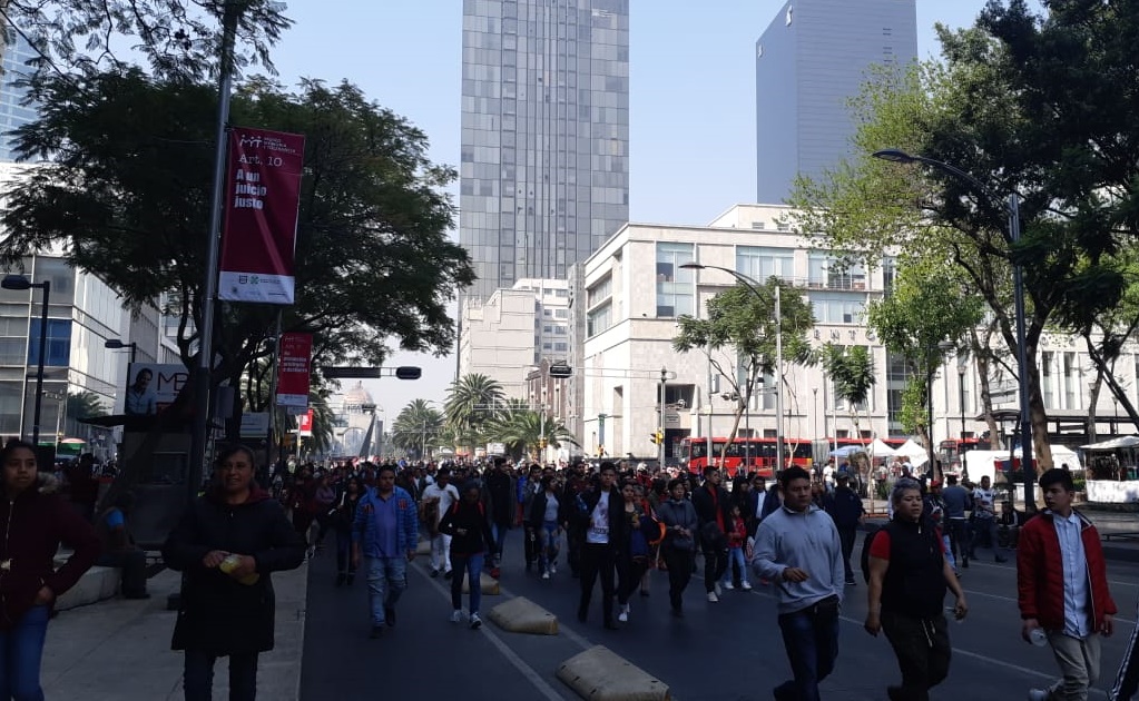 Comerciantes marchan al Zócalo; exigen derecho a vender en vía pública