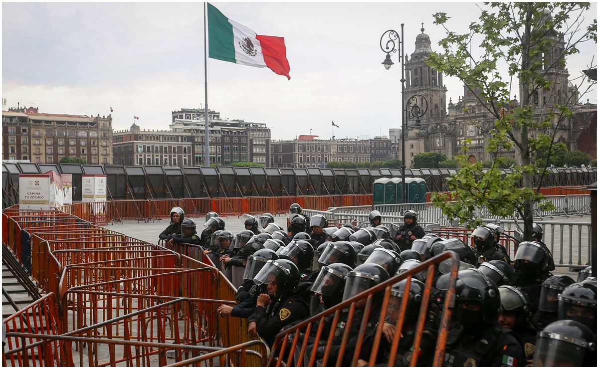 AMLO mantiene vallas metálicas en Palacio Nacional por marcha de la CNTE