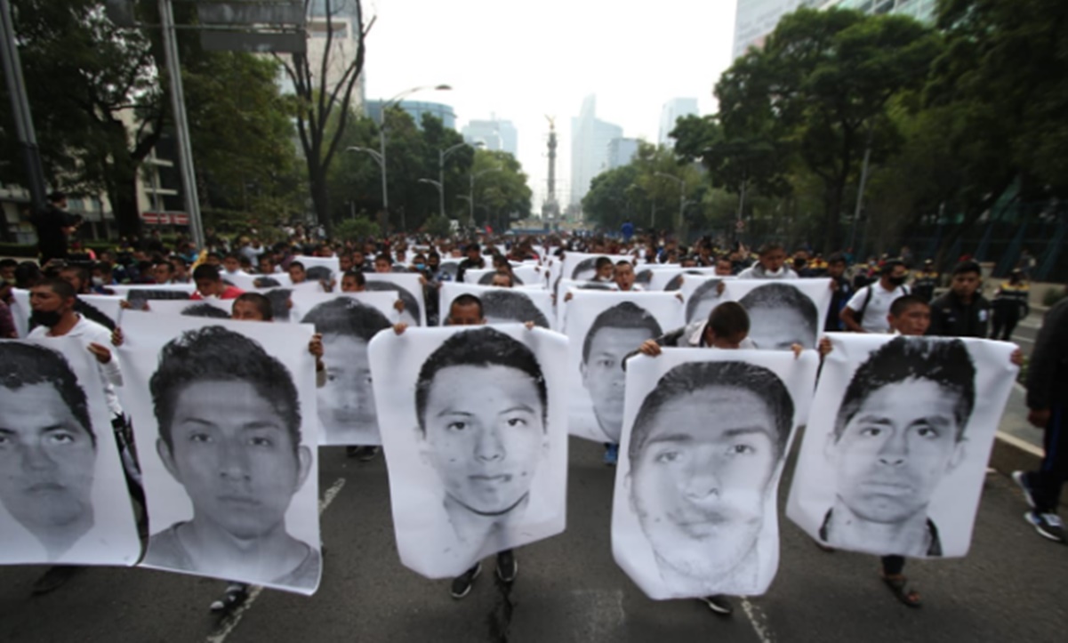 Inicia marcha por sexto aniversario de caso Ayotzinapa