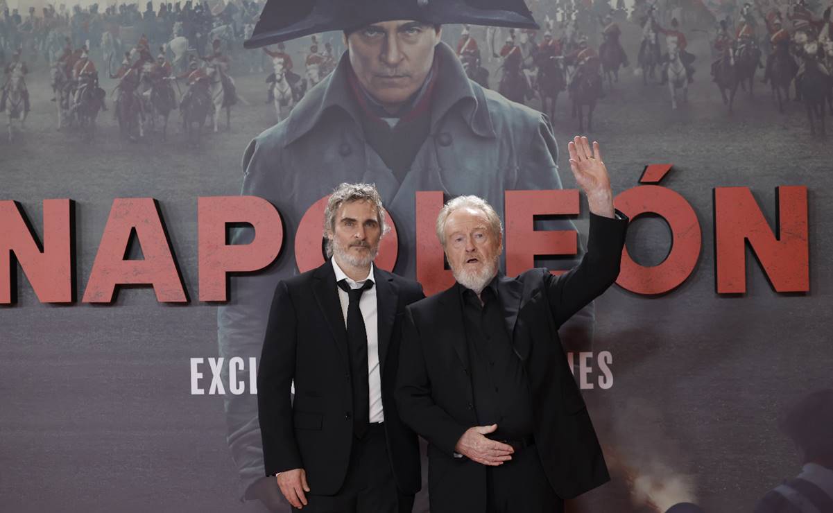 Joaquin Phoenix y Ridley Scott promocionan "Napoleón" viendo las pinturas de Goya en el Museo del Prado