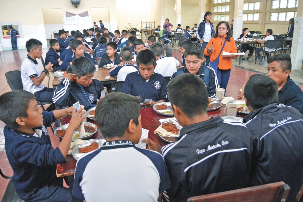 Comer con 30 pesos al día, así viven alumnos de internado en Oaxaca