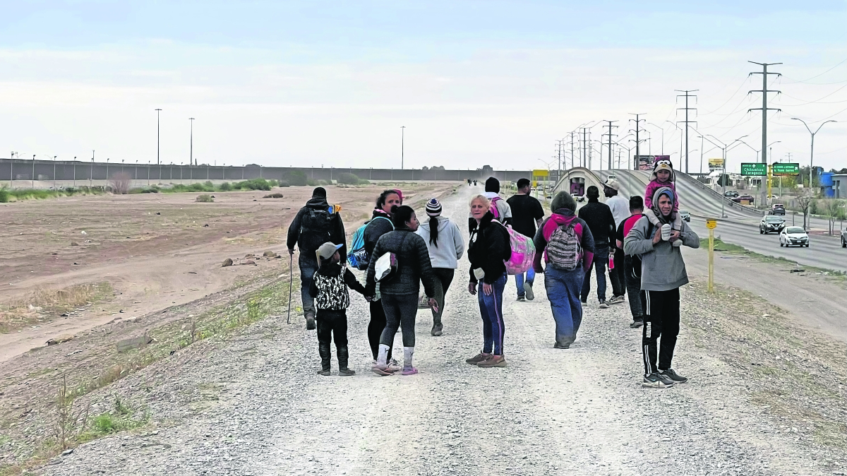 Pese al frío, continúa arribo de migrantes a la frontera