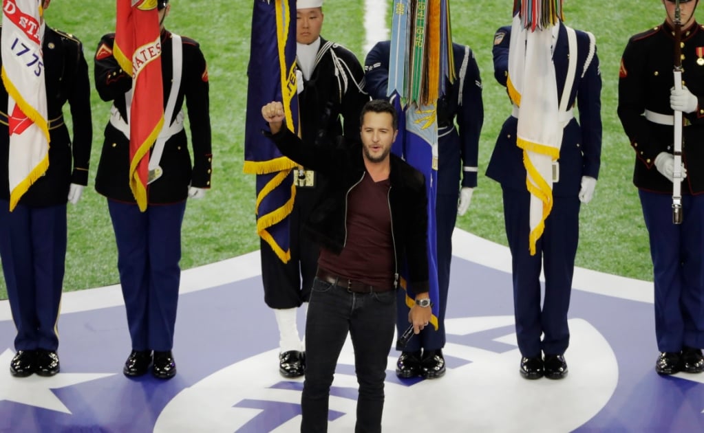 Luke Bryan interpreta el himno de EU previo al Super Bowl LI