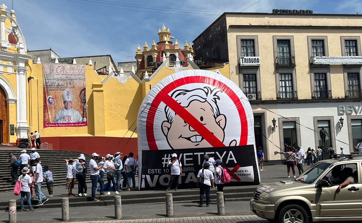 Con inflable, exigen revocación de AMLO frente a Palacio de Gobierno de Veracruz