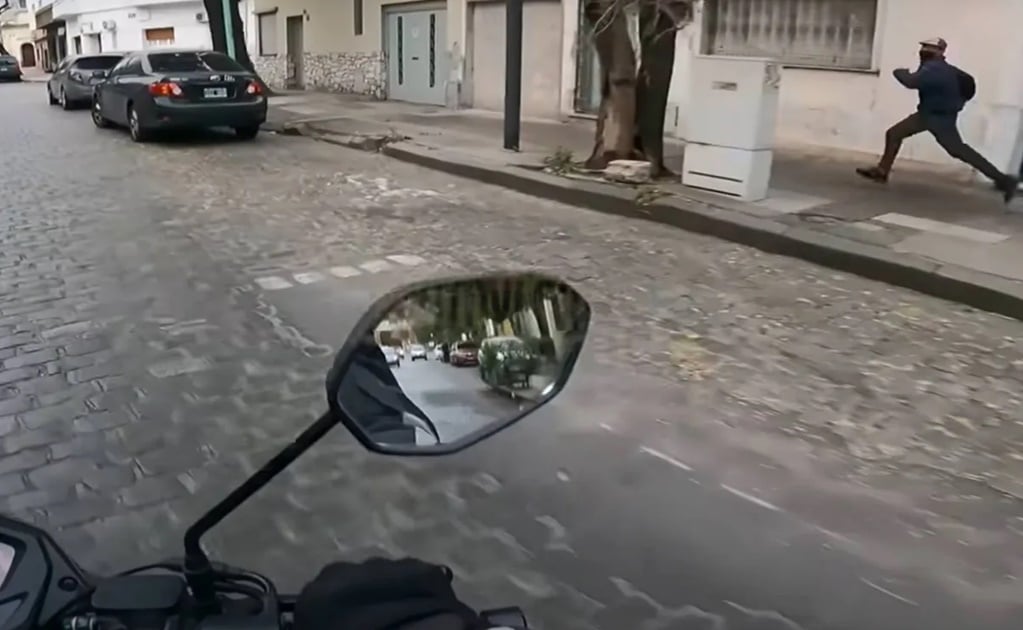 Motociclista capta robo de un celular, lo recupera y se lo regresa a su dueña