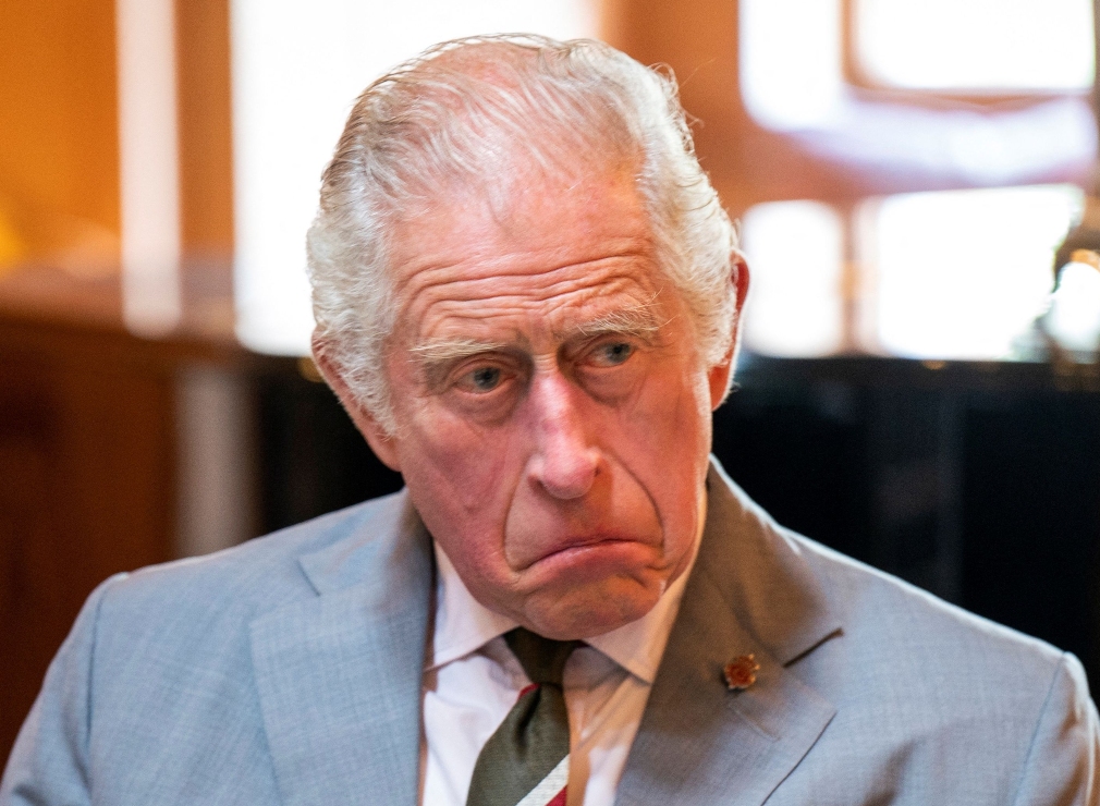 Carlos III realizó una rabieta porque se le escurrió una pluma