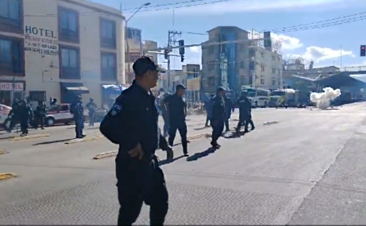 VIDEO: Operativo contra pirotecnia termina en trifulca y bloqueos en Central de Abasto en Oaxaca
