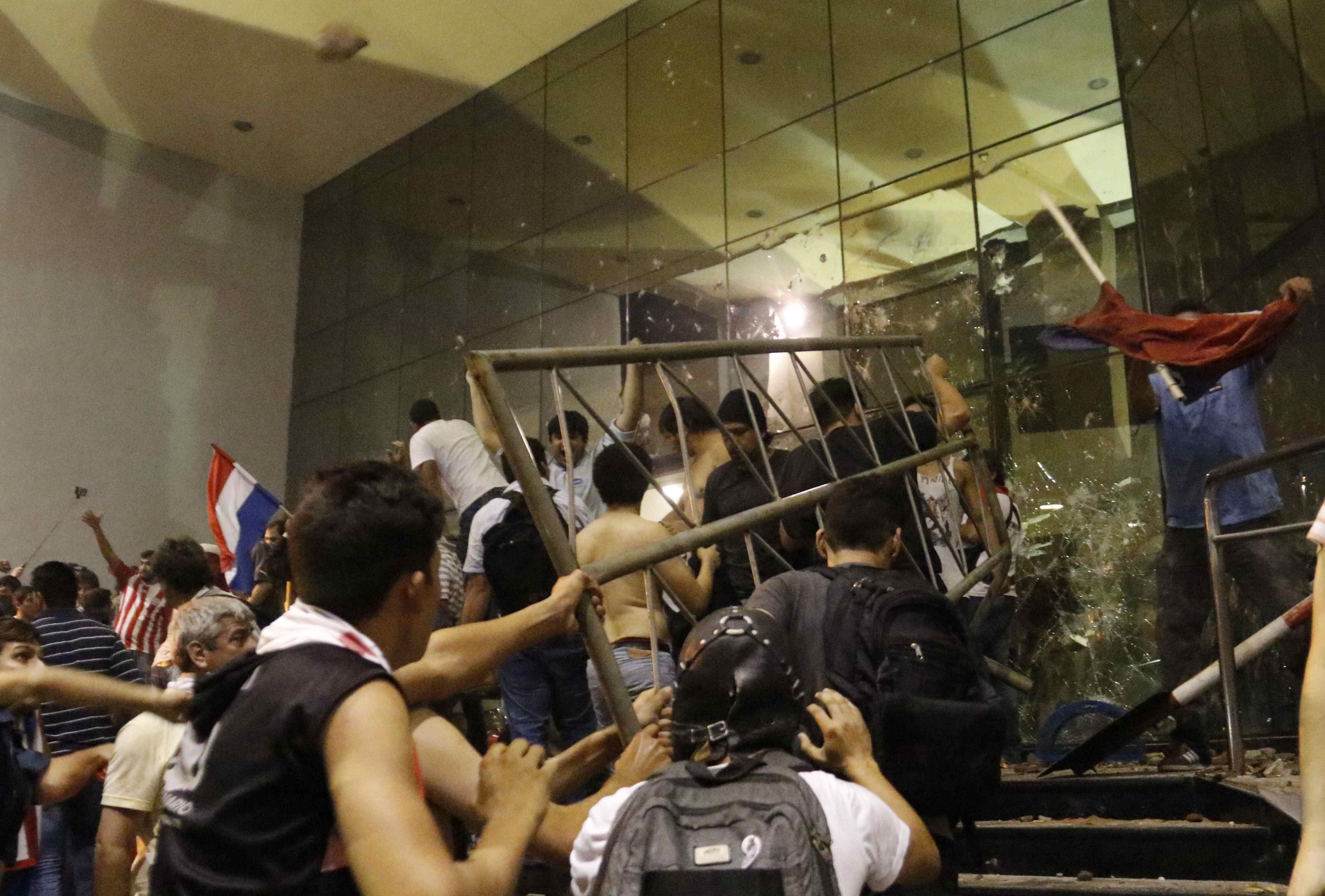 Reportan un manifestante muerto tras protestas en Paraguay