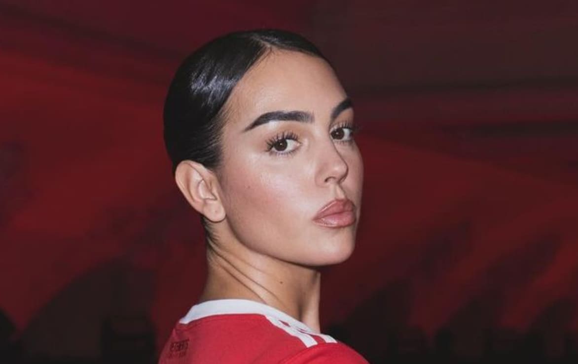 Georgina Rodríguez cautiva con extraña combinación, pants y corsé nude