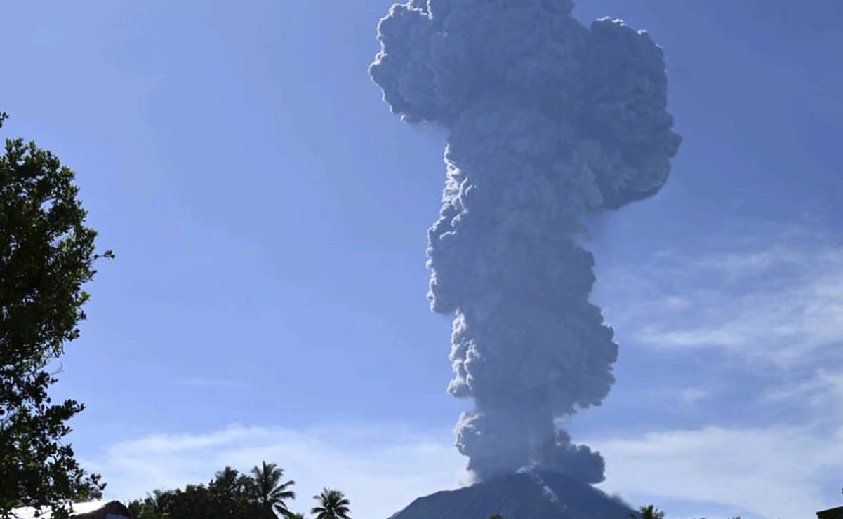 Indonesia eleva al nivel máximo la alerta por el volcán Ibu tras nueva erupción