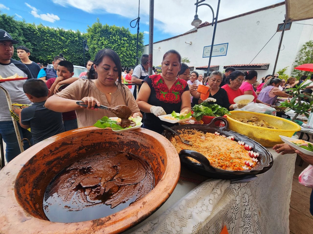 Santa María Magdalena, la comunidad queretana donde la gente se une por el mole 