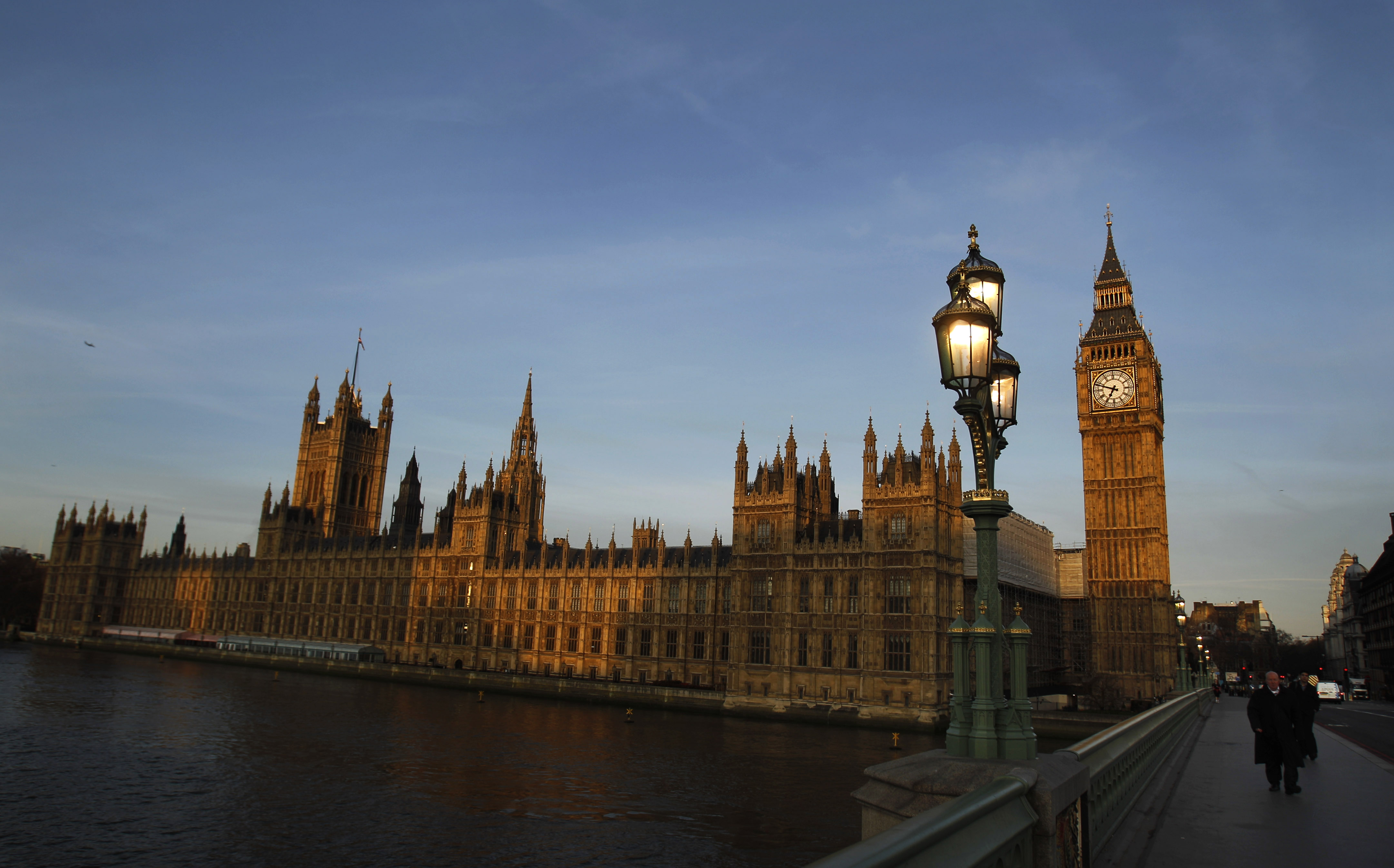 Parlamento británico propone aplicar impuesto contra las "fake news"