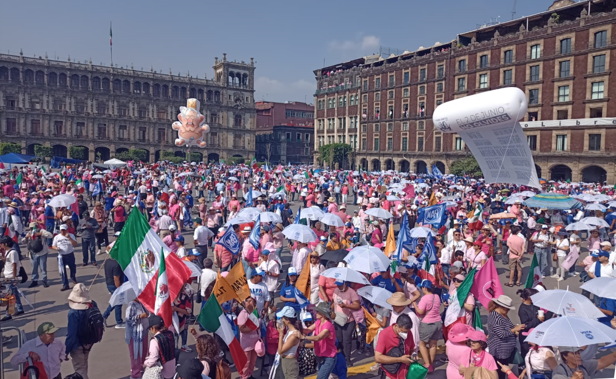 Asistentes a la "Marea Rosa" invaden plantón de la CNTE en el Zócalo capitalino