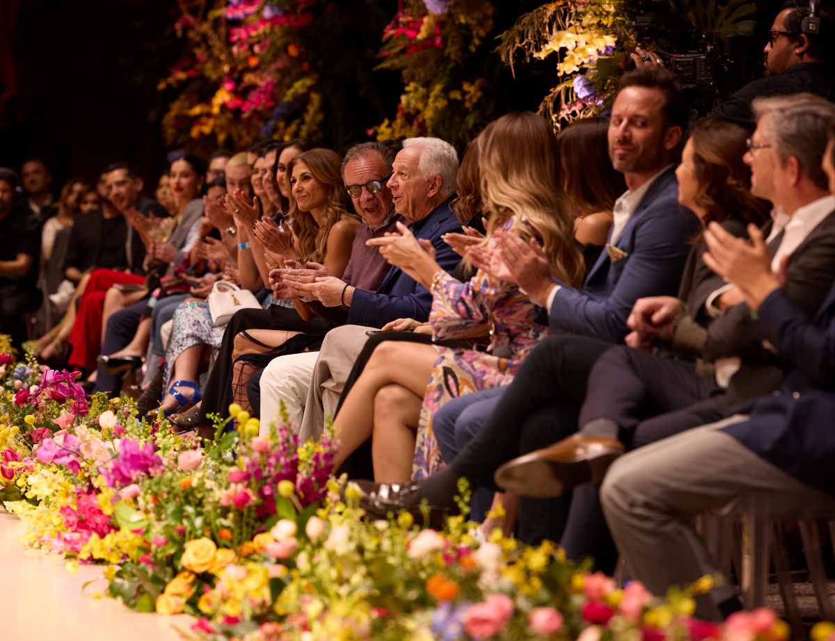 Paul Marciano celebra rodeado de flores su primer desfile en México