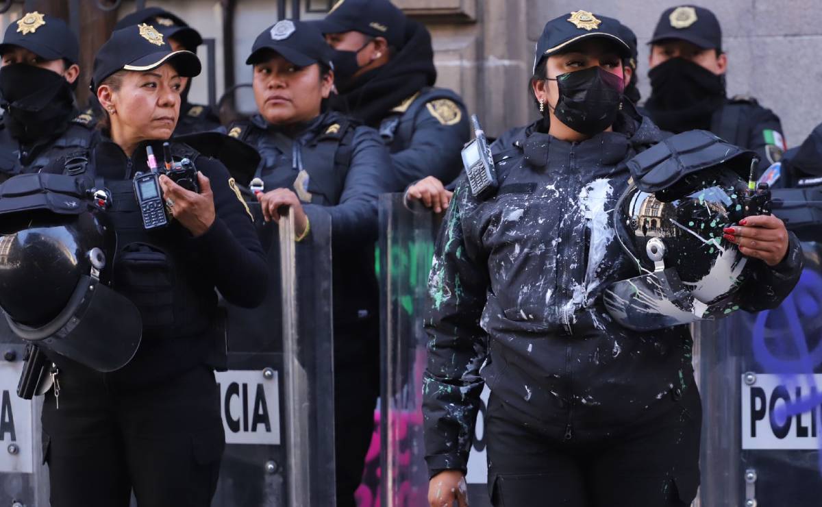 Feministas se enfrentan con mujeres policías afuera de la sede del Gobierno capitalino