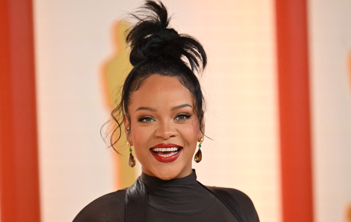 Rihanna presume su embarazo en un vestido transparente de Alaïa para los Oscar 2023