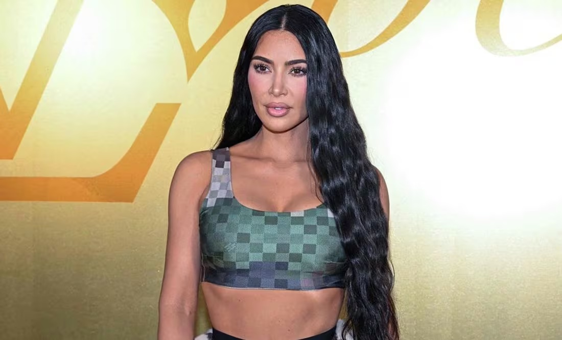 Kim Kardashian se renueva como rubia y delinea su silueta con vestido de gamuza