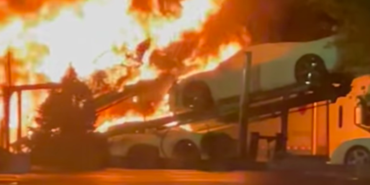 Camión que transportaba varios Corvette C8 se incendia en Estados Unidos