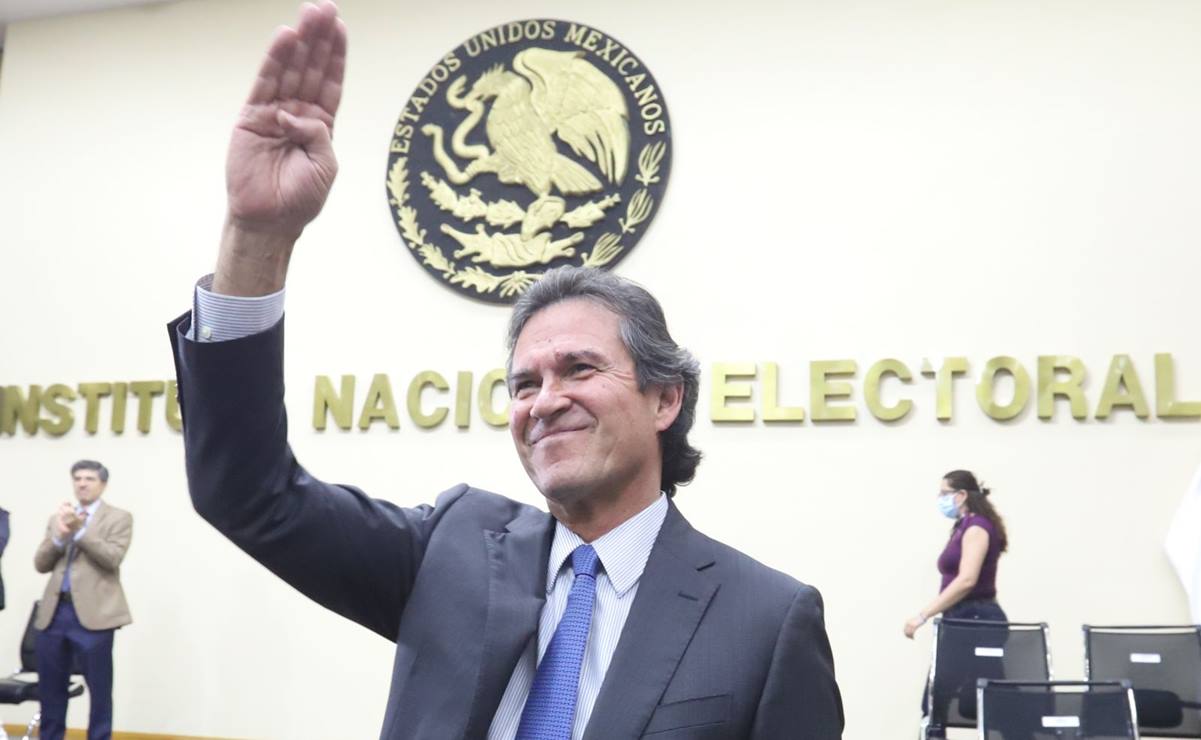 Entre aplausos y felicitaciones, Edmundo Jacobo se reincorpora como secretario ejecutivo del INE 