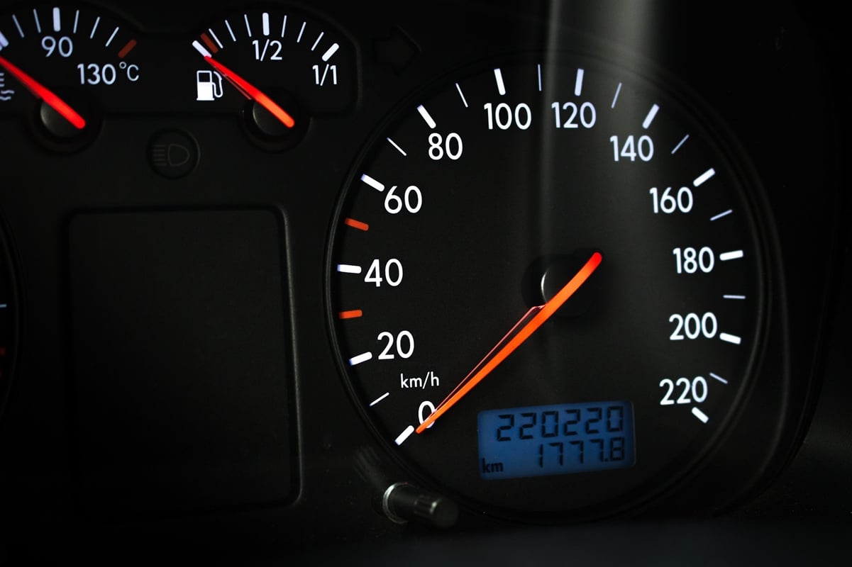 ¿Cuál es un nivel alto de kilometraje para un auto?