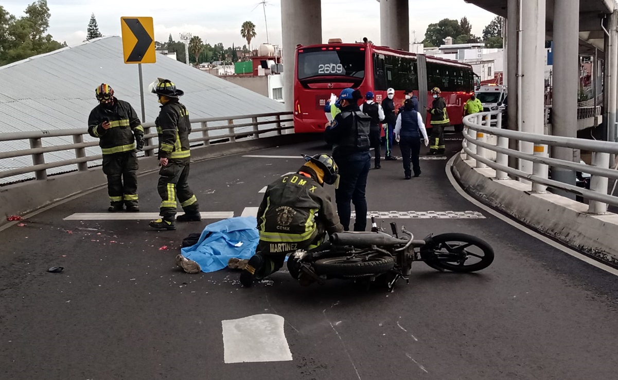 Muere motociclista atropellado por unidad de Metrobús de la Línea 5 