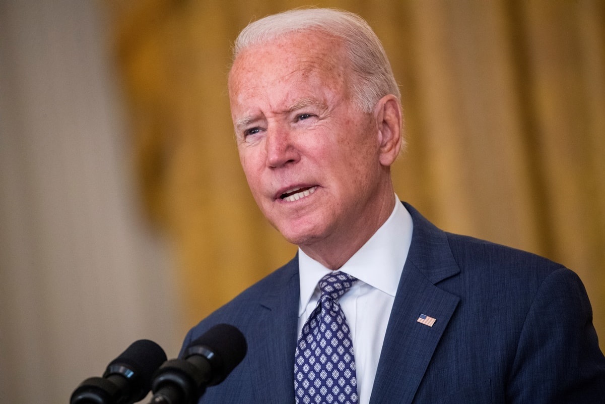 "Es una estafa": Biden se queja de que "cada vez hay menos papas fritas" en las bolsas