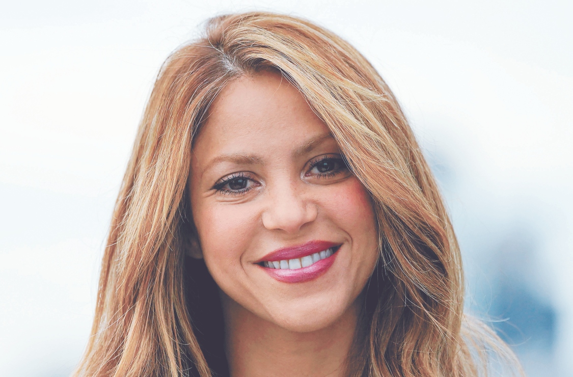 Shakira, alegre y de la mano de sus hijos abandona Barcelona