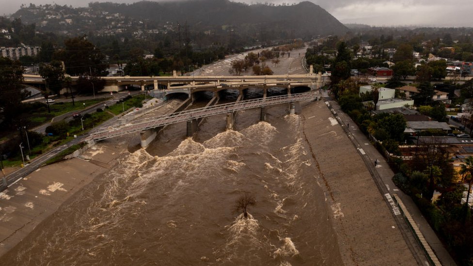 California: qué son los "ríos atmosféricos" que están causando lluvias catastróficas