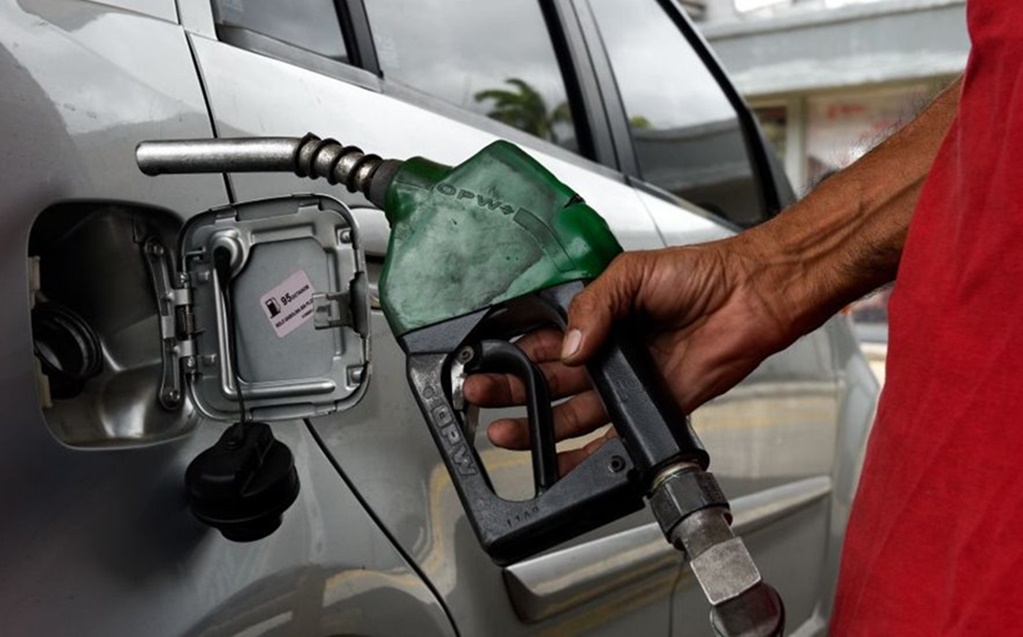 Ante incertidumbre de precios, venezolanos hacen filas para comprar combustible