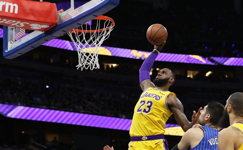 Aficionados reciben con ovaciones a LeBron James 